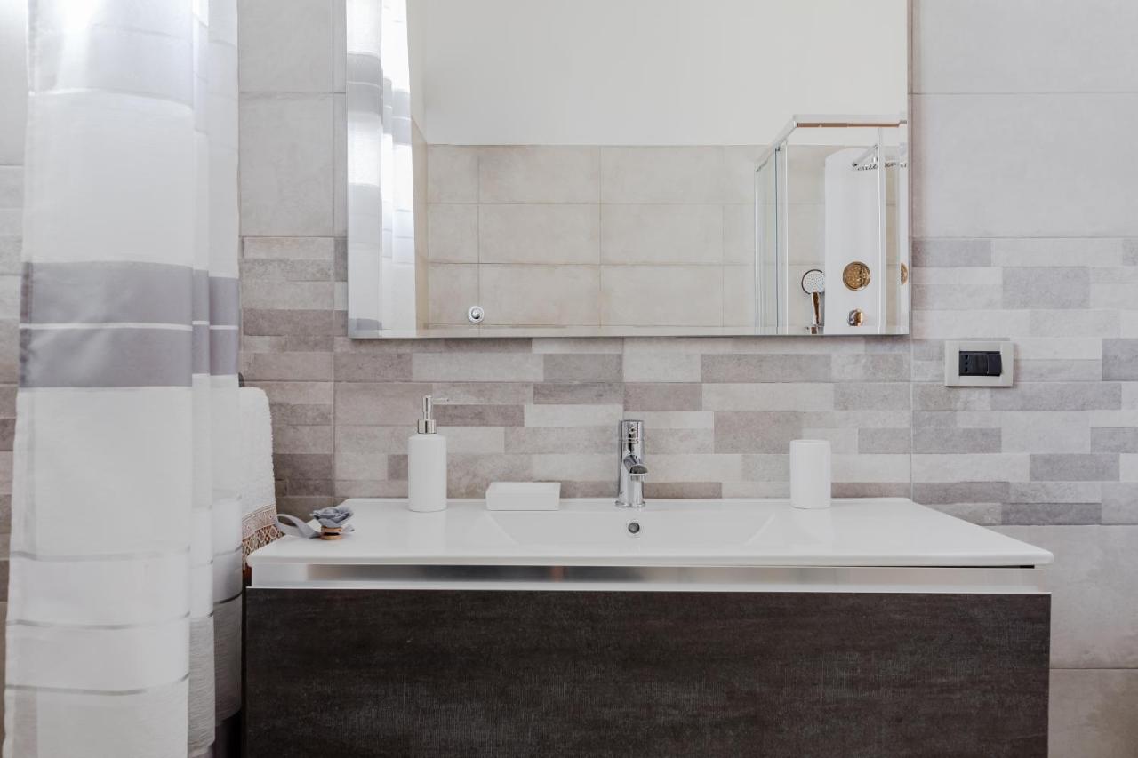 רומא Le Rondini Apartment, 5 Persone, 2 Balconi, Policlinico Tor Vergata E Casilino מראה חיצוני תמונה